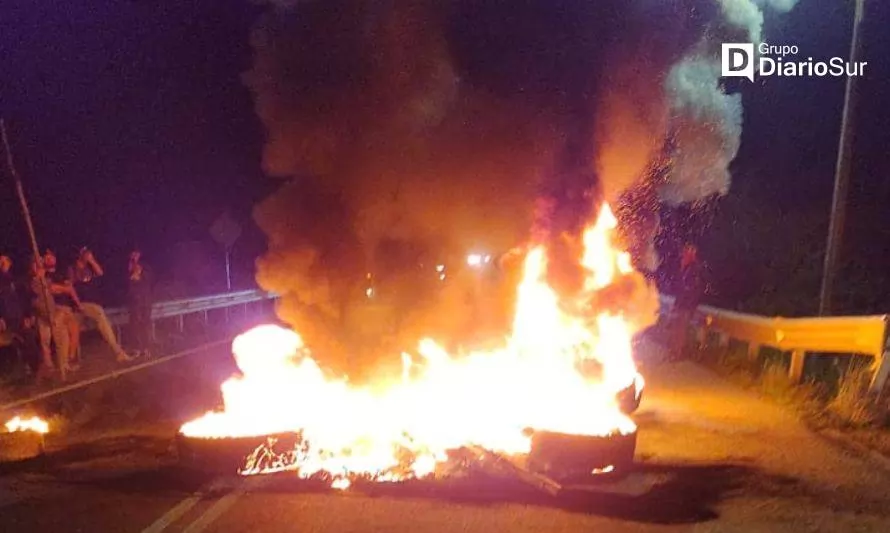 Vecinos de Antilhue protestan con barricada por fallecimiento de joven