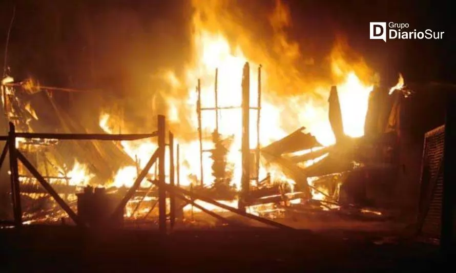 Violento incendio consumió una vivienda en Antilhue