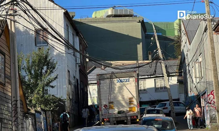 Camión derriba tendido eléctrico en el centro de Valdivia