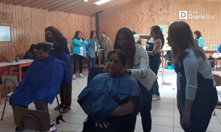 Valdivianas se certificaron de curso de peluquería