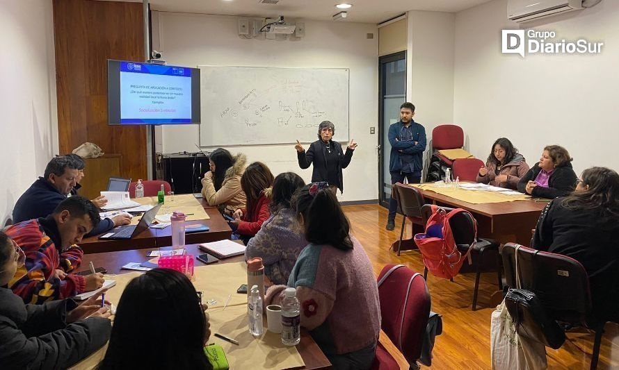 Docentes aprenden sobre lluvia ácida en programa de especialización