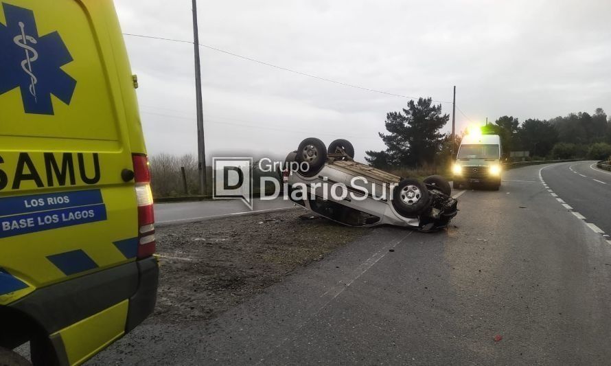 Ruta 5 Sur: vehículo volcó de campana en Los Lagos 