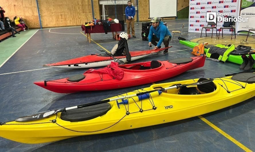 Lanzan escuela de kayak para promover deportes náuticos en Choshuenco