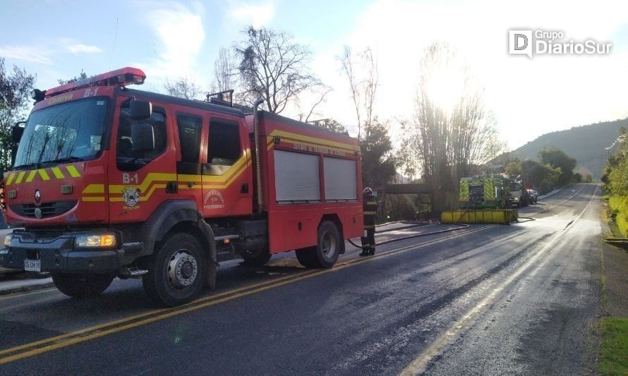 Incendio destruyó vivienda y amenazó casa de actor Jorge Zabaleta en Caunahue