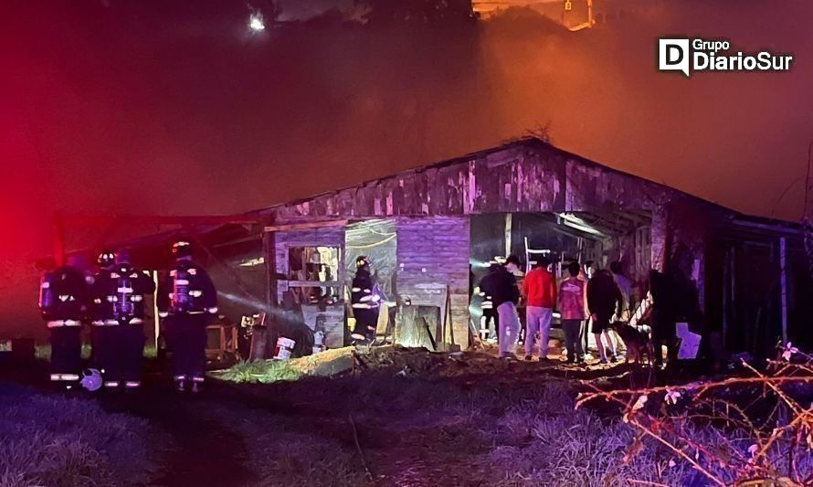 Fuego amenazó taller de muebles en sector Pueblo Hundido, Los Lagos