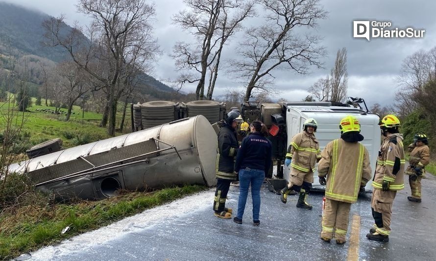 Camión lechero volcó en ruta Los Lagos-Riñihue