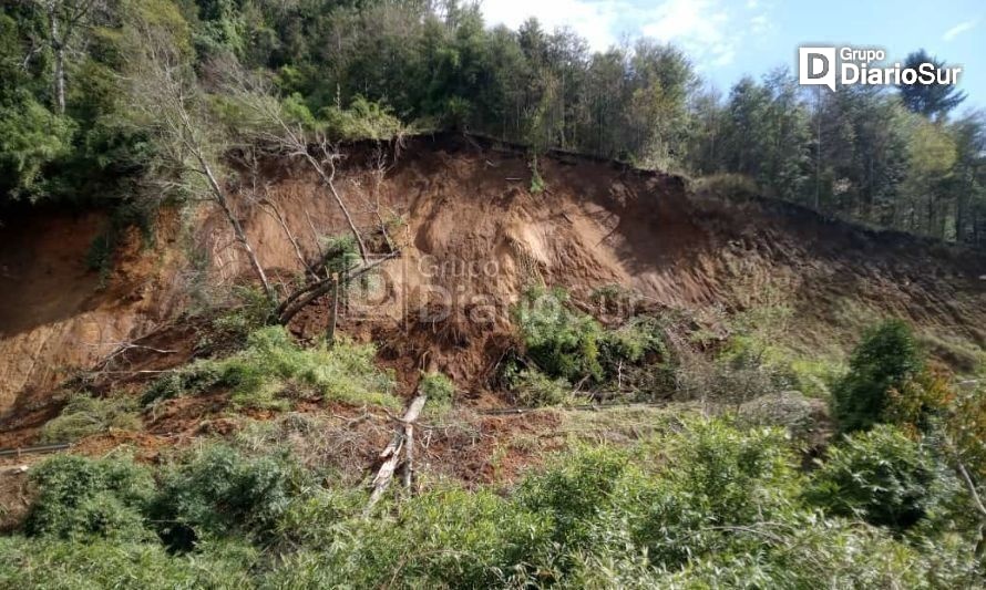 Derrumbe corta ruta cordillerana de Futrono aislando a cientos familias