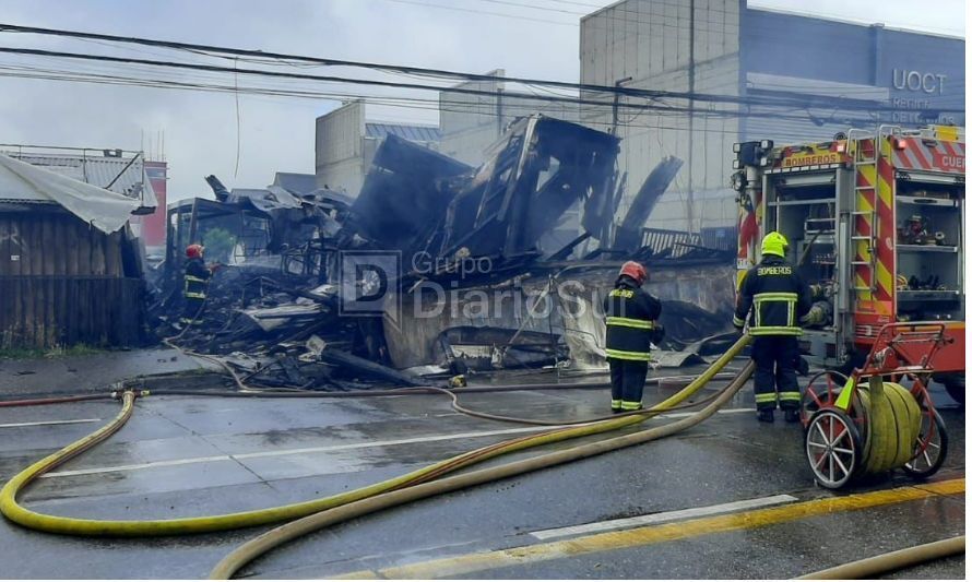 Más de 100 bomberos combatieron toda la noche gran incendio en el centro de Valdivia