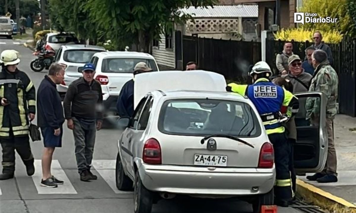 Colisión en Paillaco deja dos lesionados: uno no habría respetado disco Pare