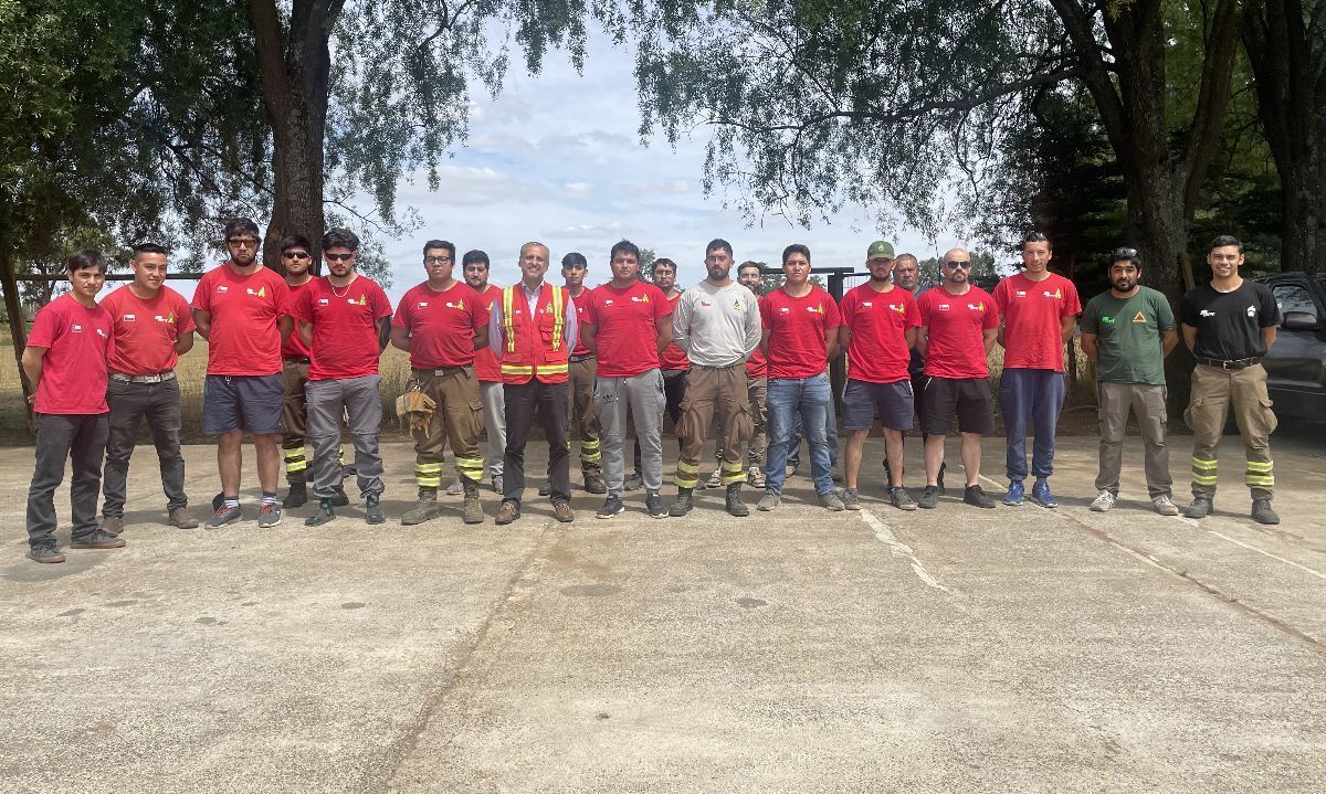 Brigadistas de Los Ríos combaten incendios en apoyo a otras regiones 