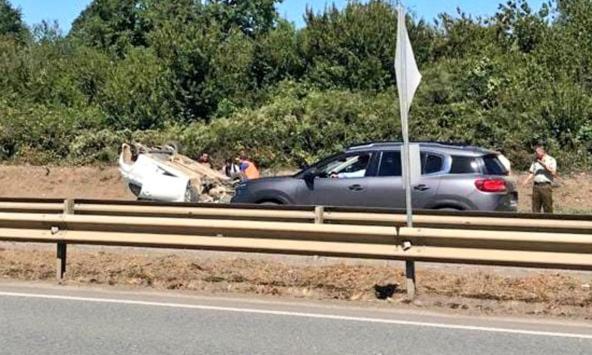 A la altura de Mariquina: reportan volcamiento vehicular en Ruta 5 Sur