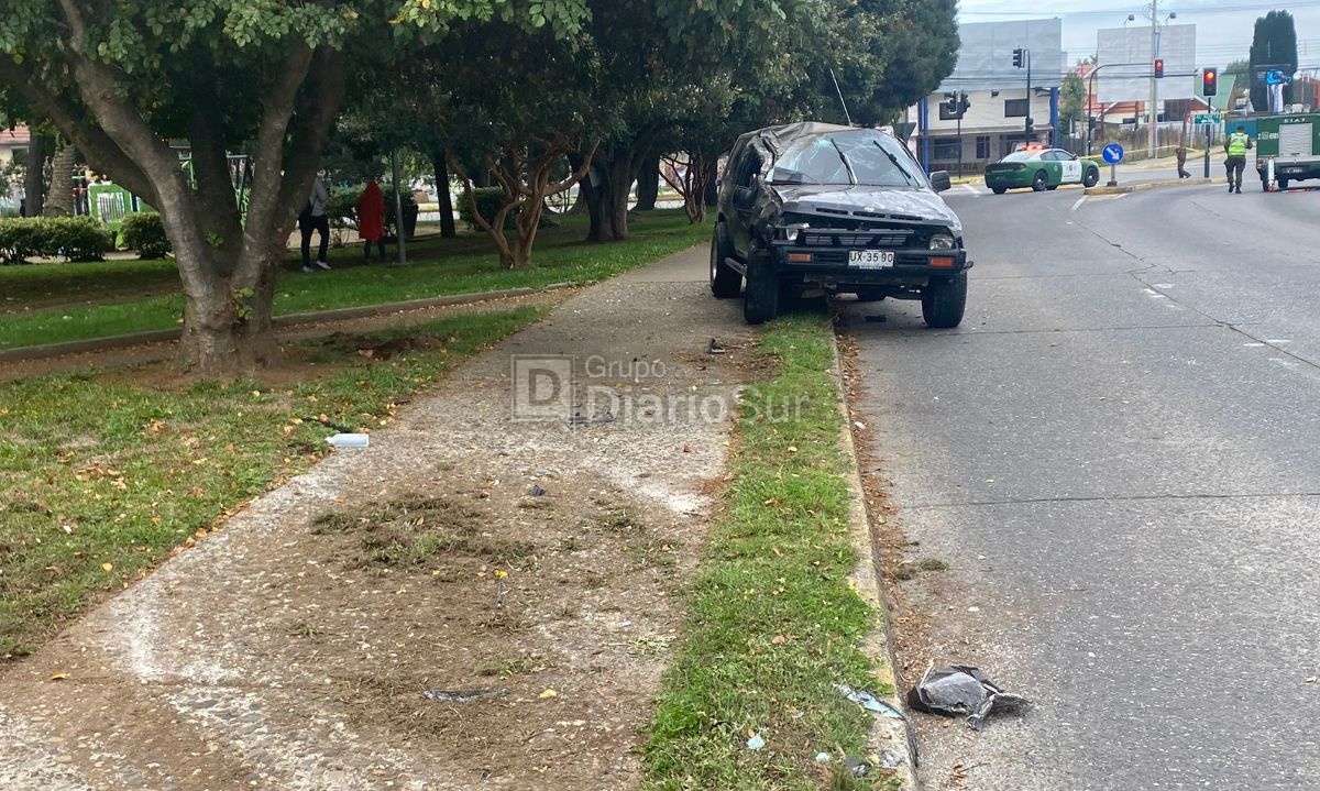 Conductor sufrió lesiones graves tras volcar en Valdivia: iba bajo los efectos del alcohol