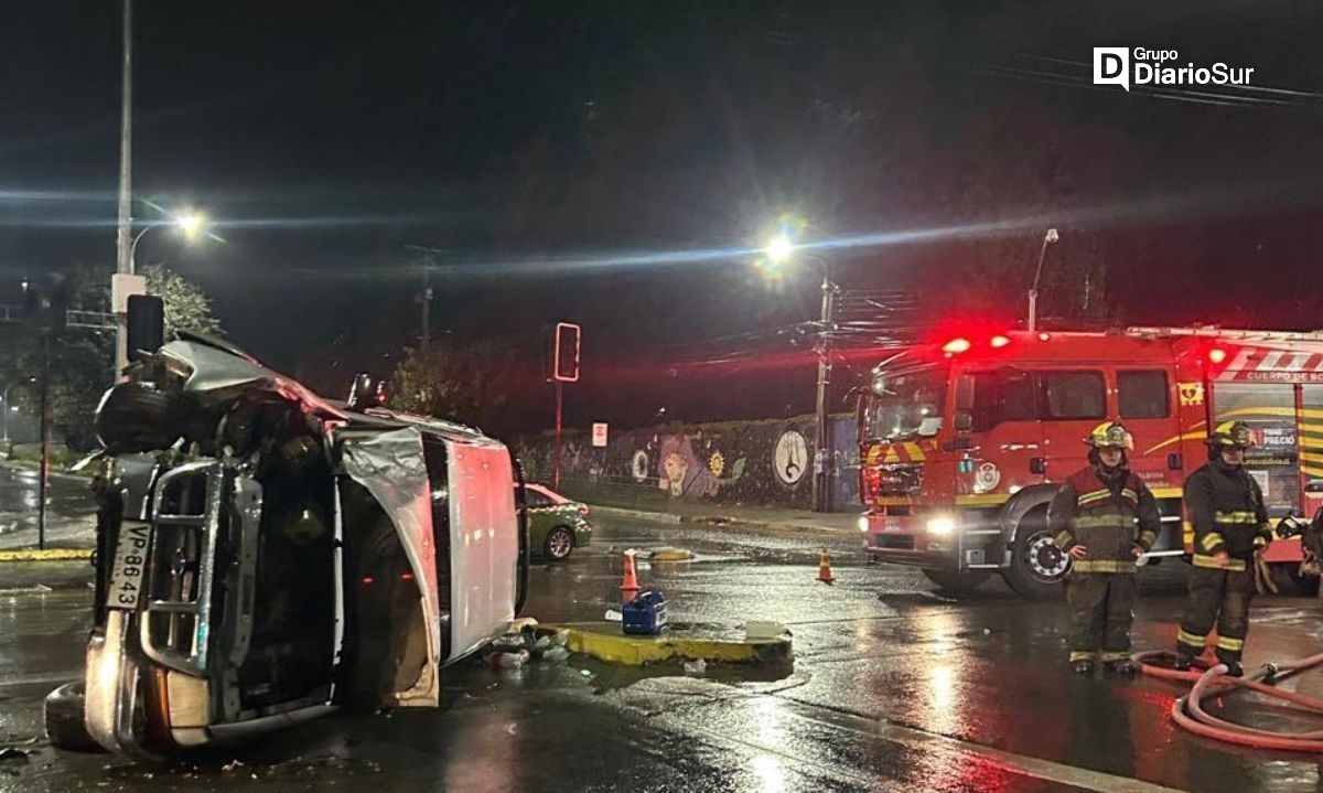 Reportan volcamiento de camioneta en el acceso a puente Calle Calle