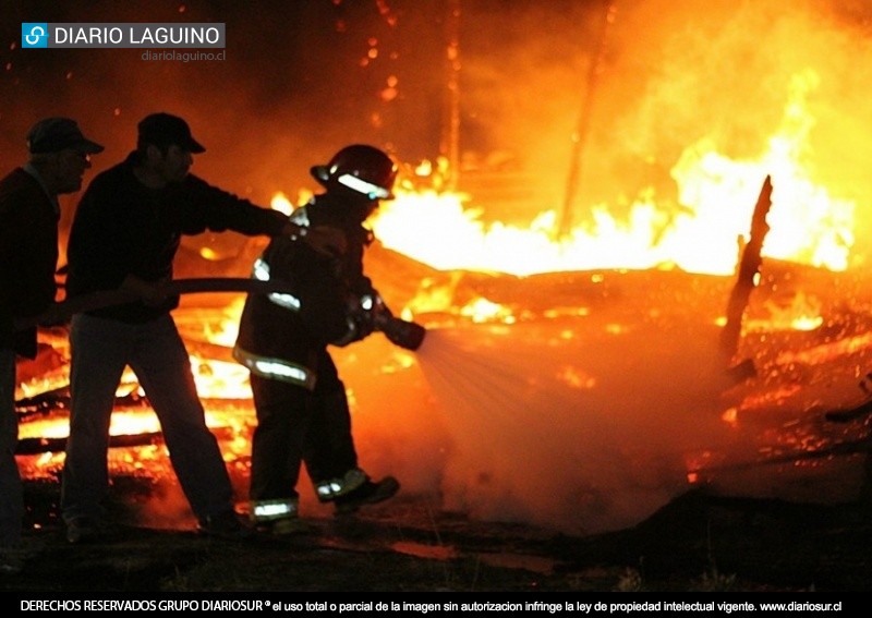 Tres viviendas fueron destruidas por gran incendio en sector céntrico de Los Lagos