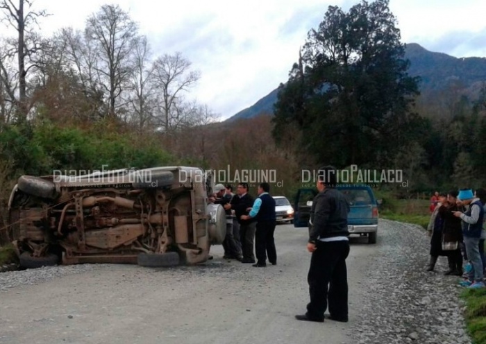 Milagrosa escapada de turistas que volcaron en sector cordillerano de Futrono