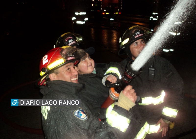 Pequeño Benjamín cumplió su sueño y fue bombero por un día en Lago Ranco