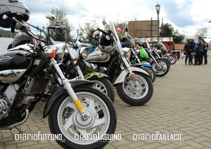 Motoqueros jugaron al “palo encebado” y otros juegos típicos en la plaza de Los Lagos