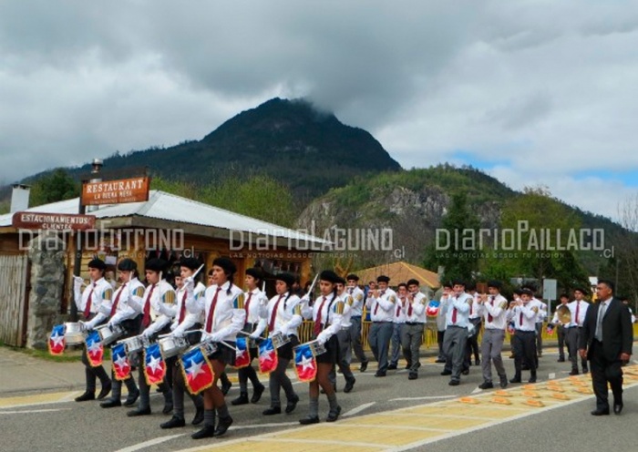 Colegios de Llifén bailaron y desfilaron por la calle principal ante decenas de espectadores