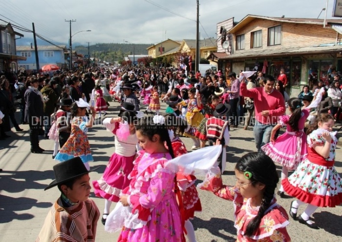 Multicolor Cuecada 2014 cubrió de color y juventud las principales cuadras de calle Balmaceda