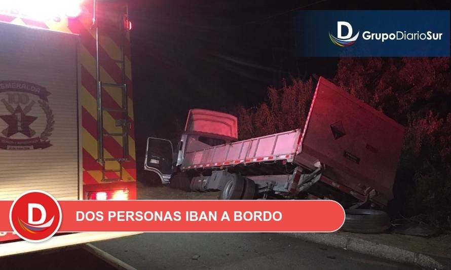 Camión volcó en Los Lagos y dejó una persona lesionada