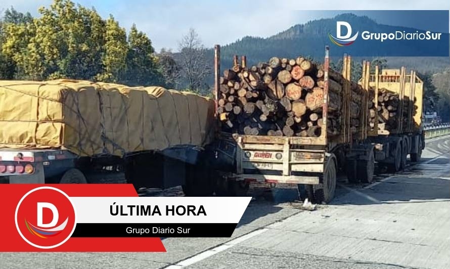 No habría lesionados: Colisión entre 2 camiones produjo derrame de combustible