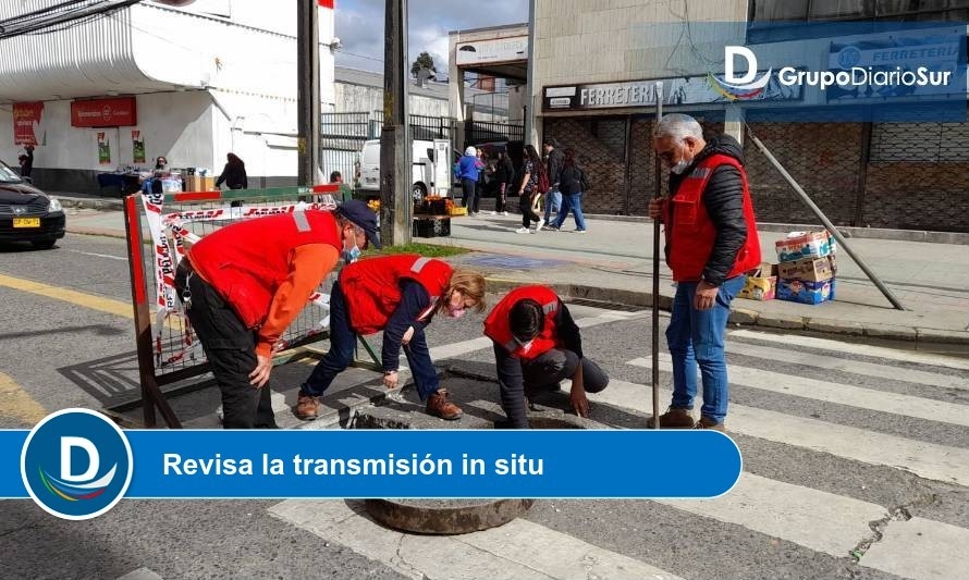 Valdivia: locatarios debieron improvisar solución para bache en calle Chacabuco