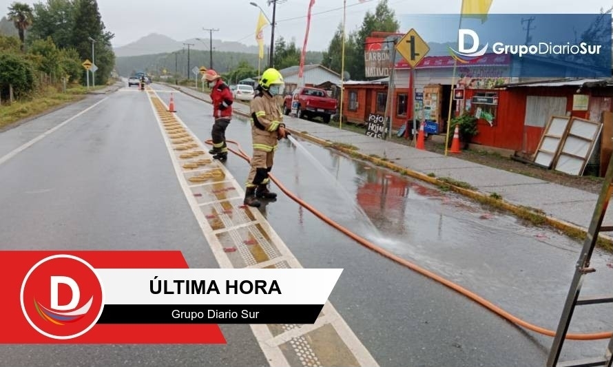 Bomberos limpian ruta Los Lagos-Valdivia por derrame de combustible