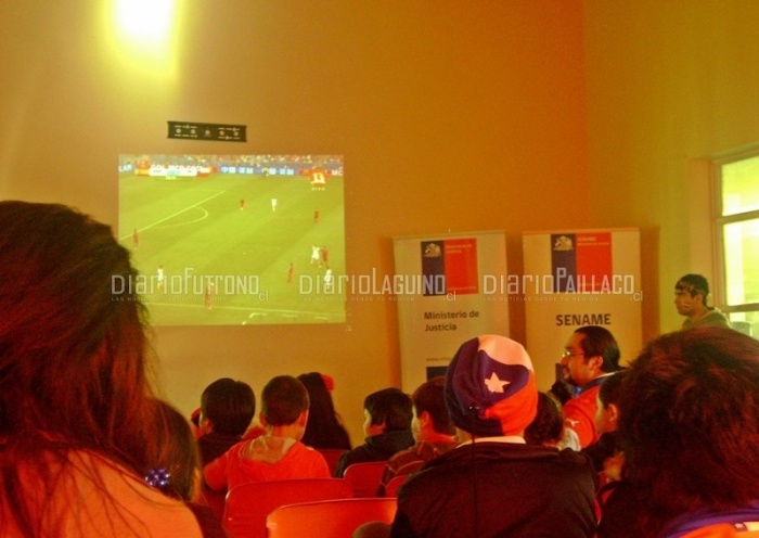 Niñas y niños del Sename celebraron triunfo de la selección chilena junto a Seremi de Justicia