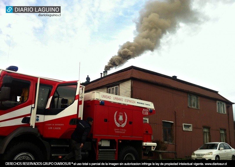 Inflamación de chimenea en Hotel Roger movilizó a Bomberos de Los Lagos