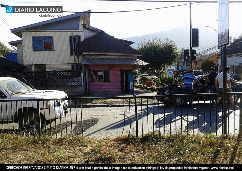 Colisión entre camioneta y taxi se produjo en los semáforos de Los Lagos