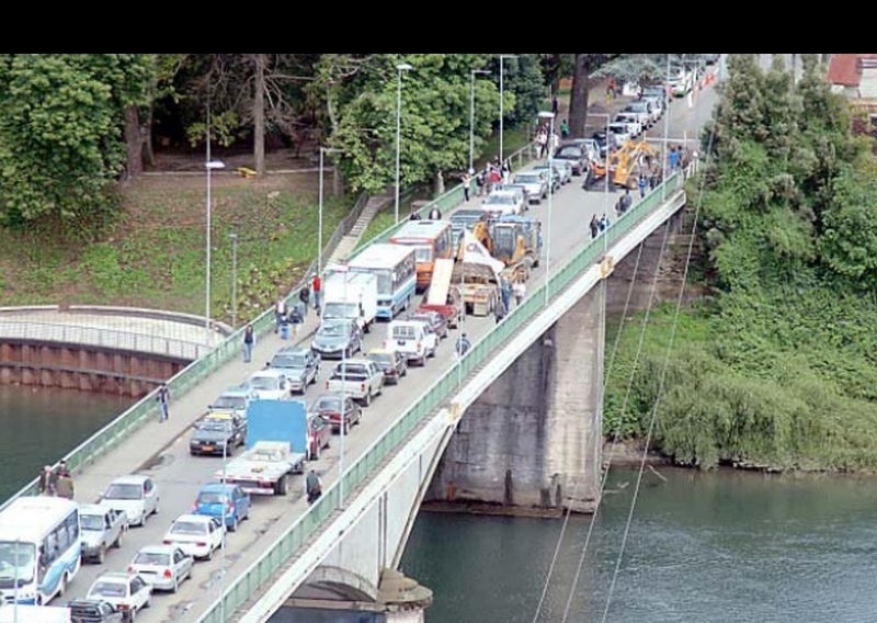 El diputado Berger criticó "deterioro" del puente Pedro de Valdivia