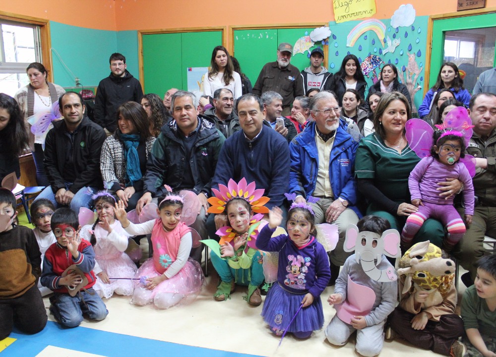 Municipio y Conaf firmaron convenio para plantar árboles en balneario de Riñihue