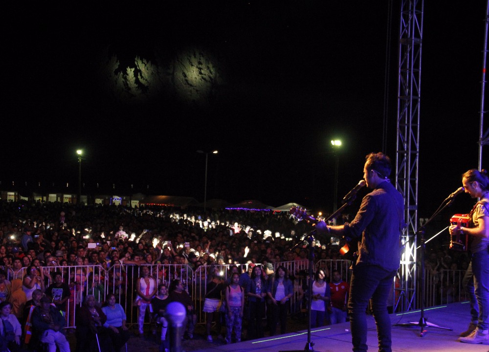 Los Vásquez conquistaron a 15.000 personas en Paillaco y cerraron las actividades en el Parque Cincuentenario