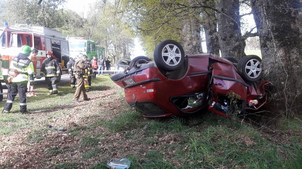  Bombero de Paillaco sufrió accidente junto a su familia entre Panguipulli y Los Lagos