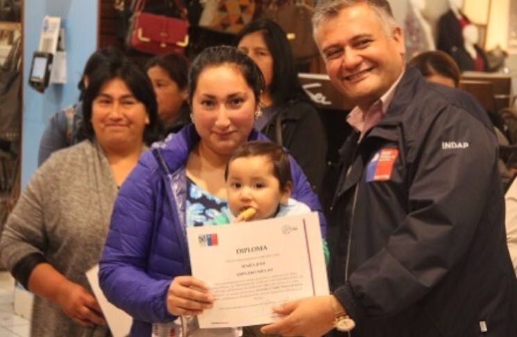 Artesanas de Los Lagos y Los Ríos destacan tradiciones del hilado en lanzamiento de programa Indap-Paris