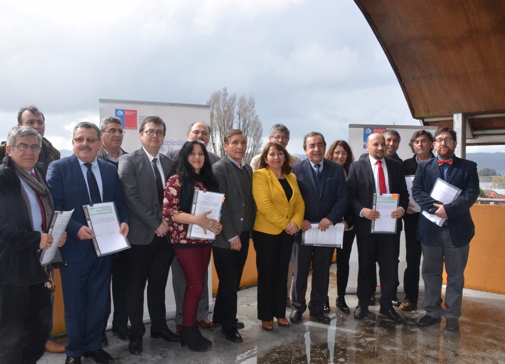 Establecimientos municipales y particulares subvencionados de Los Ríos recibieron recursos para transporte escolar rural