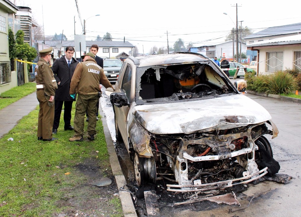 Investigan incendio intencional de 3 vehículos en Valdivia